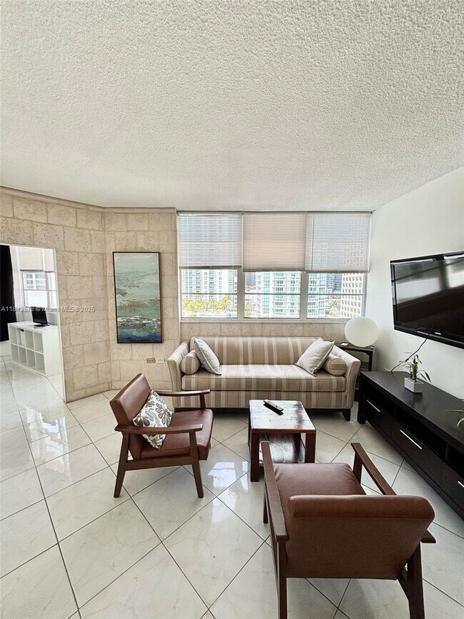 Building Photo - 905 Brickell Bay Dr
