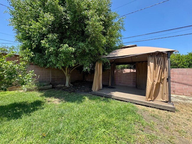 Building Photo - Charming Morningside Park Home Ready to Mo...
