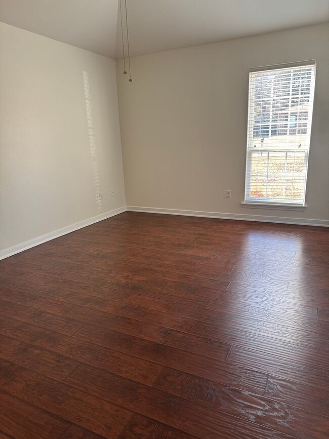 Building Photo - Charming 3 bedroom,  2 Bathroom