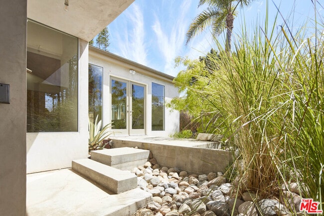 Building Photo - 703 Palms Blvd