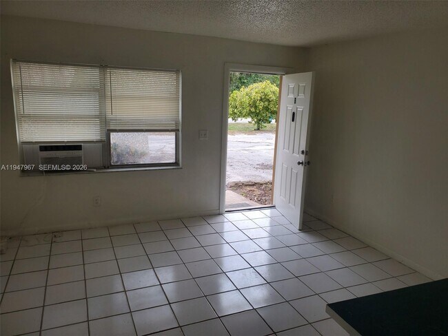 Building Photo - 6604 Miramar Ave