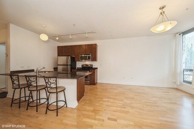 Building Photo - 565 W Quincy St