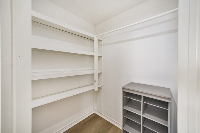 Building Photo - 10826 Thorncliff Dr