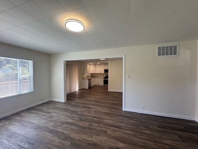 Building Photo - Beautiful 4 bedroom CUTTEN home