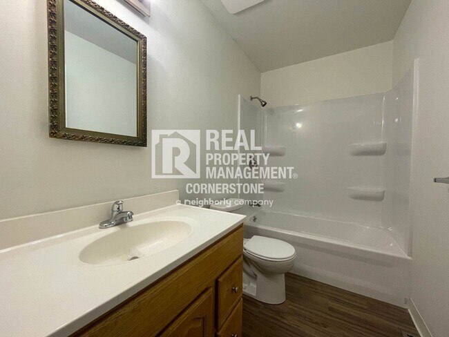 Building Photo - Move In Ready Townhome