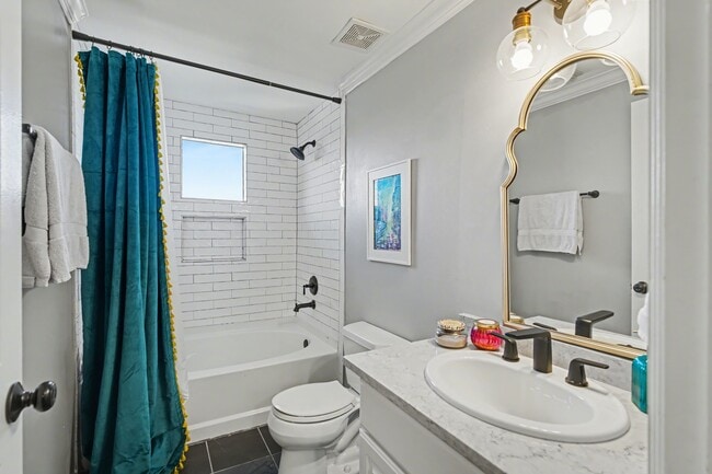 Building Photo - 215 W Norma St