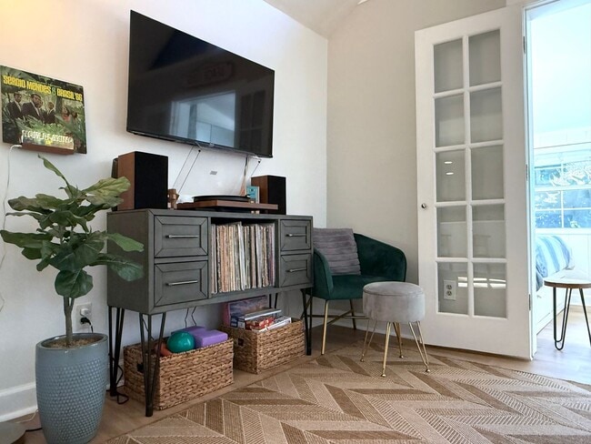 Building Photo - 2 Bedroom 2 Bath Annual Furnished Cottage ...
