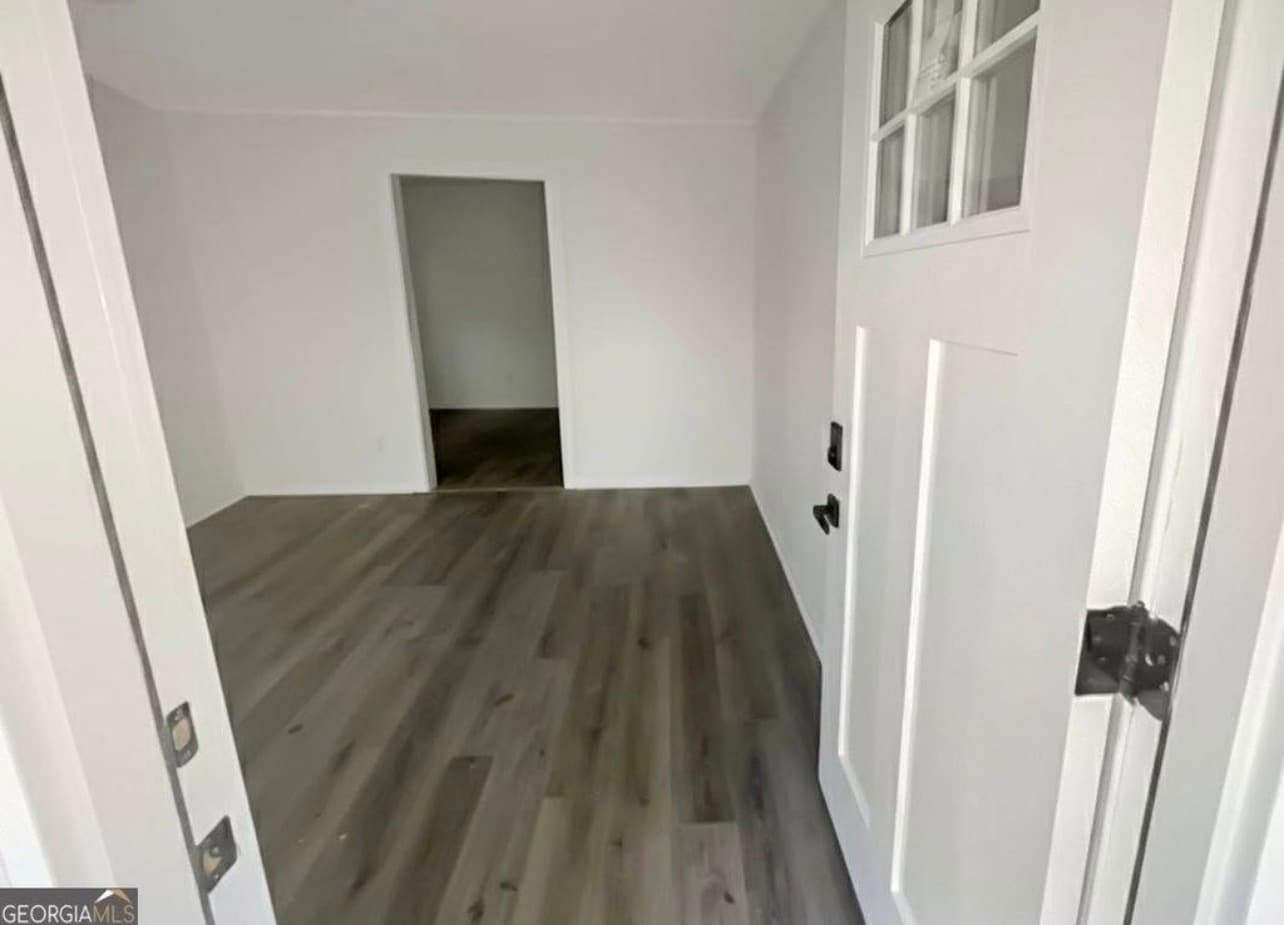 front door entrance - 305 Chestnut St