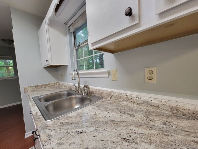 Building Photo - Charming Douglasville Home with Bonus Base...