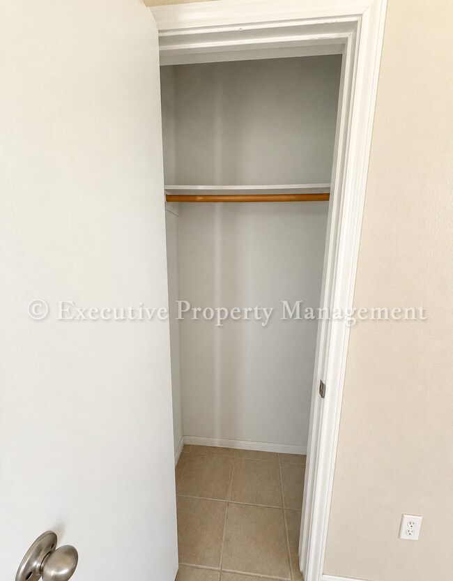 Building Photo - 208 Janelle Dr