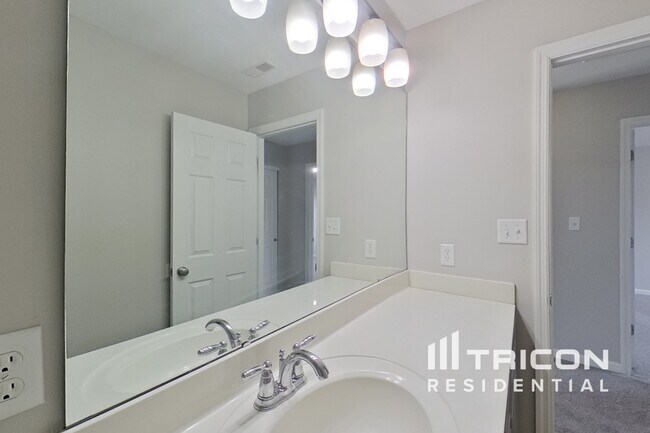 Building Photo - 218 Roxbury Dr