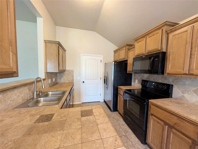 Building Photo - 621 Apple Tree Ln