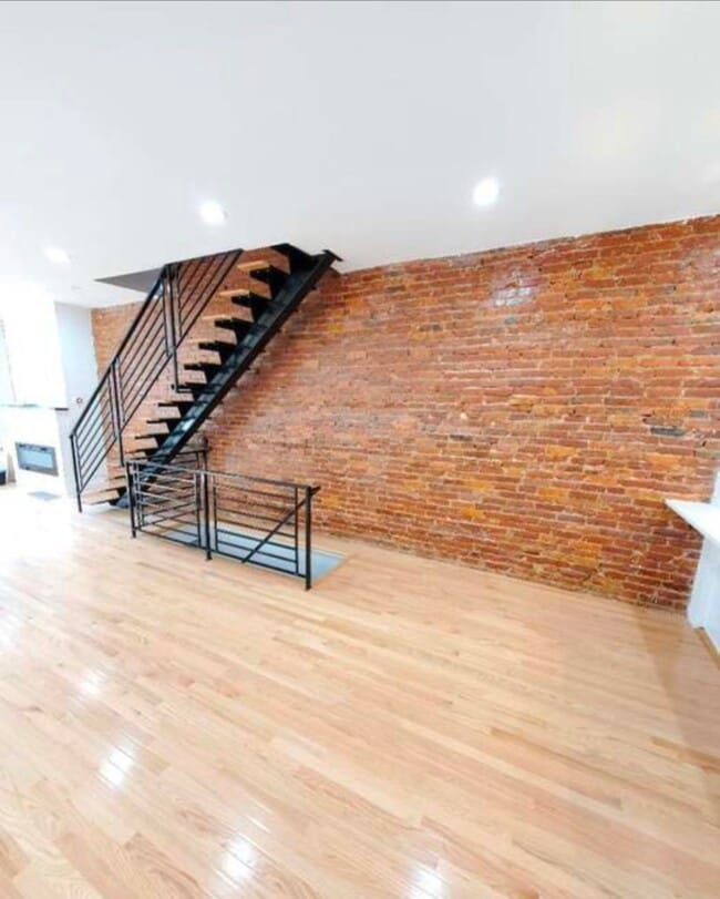 Building Photo - 5425 Catharine St