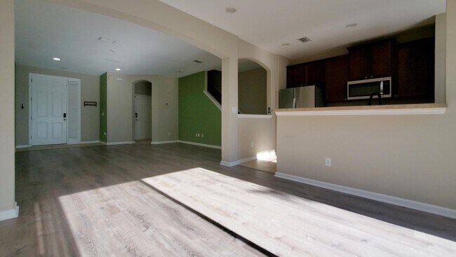 Building Photo - 3885 Buckthorne Dr