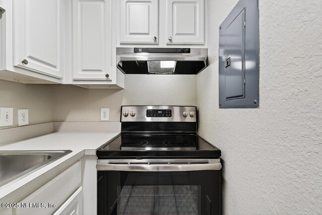 Building Photo - 13703 Richmond Park Dr N