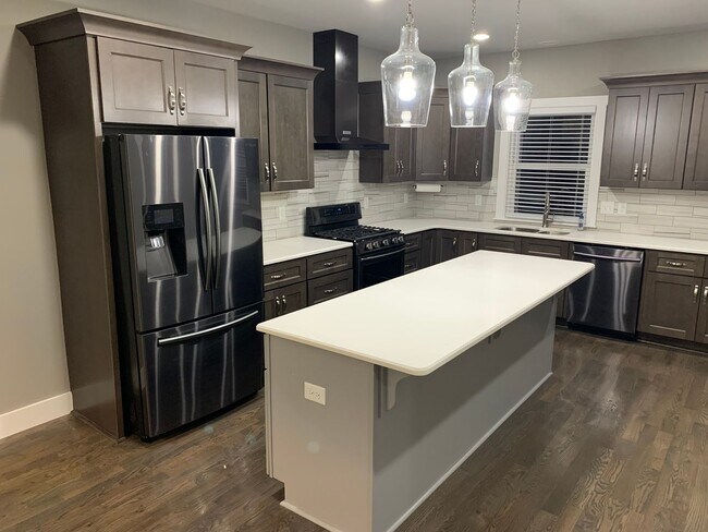 Building Photo - 3 Bed, 3.5 Bath Home w/ 2 Car Garage and Lake Views