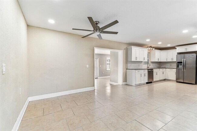 Building Photo - 2580 Granada Cir W