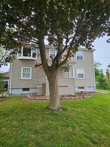 Building Photo - 192 Bayside Ave