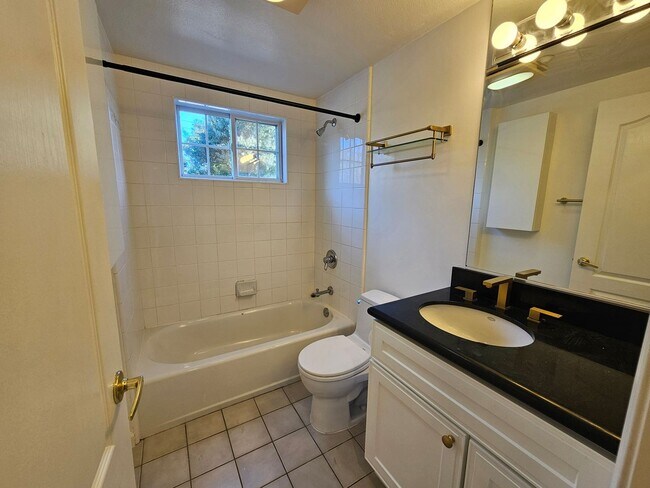 Building Photo - CLASSY CONDO - Spacious 1 Bed/1 Bath in Luxurious Setting - MENLO PARK