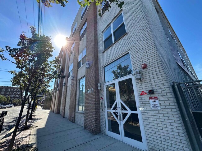 Building Photo - 1901 SUMMIT Ave