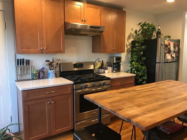 Building Photo - 76 Wenham St