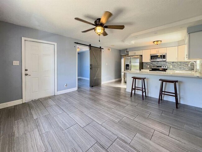 Building Photo - 902 NE 34th St