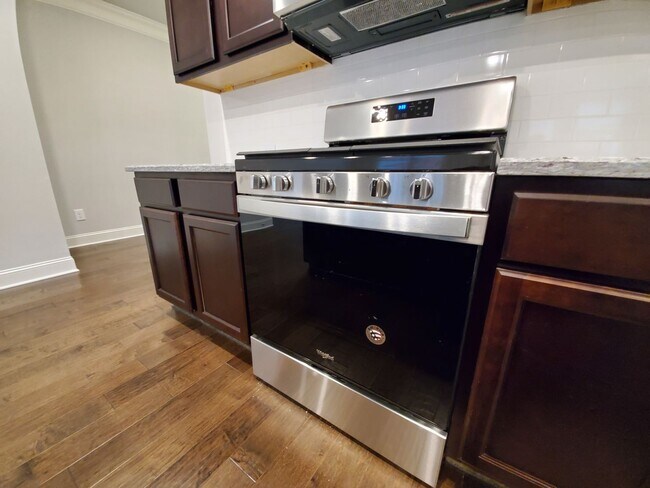 Building Photo - Charming 3-Bedroom Townhome with Stylish F...
