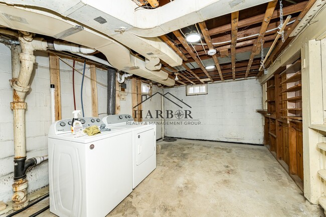Building Photo - 116 16th Ave NW