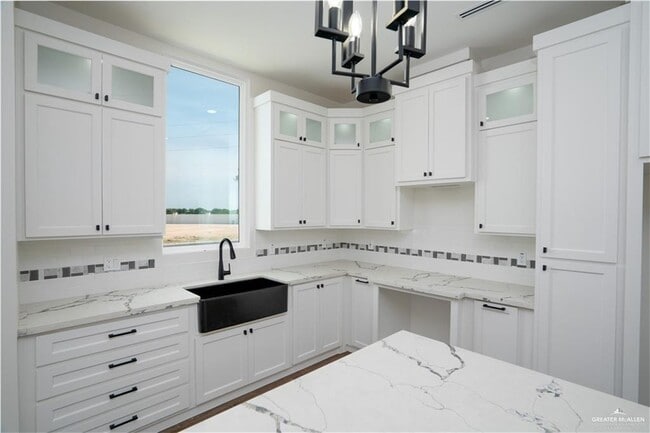 Building Photo - 16 S Marla Ct