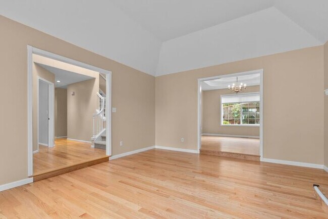 Building Photo - Air Conditioned Newcastle Beauty in Covete...