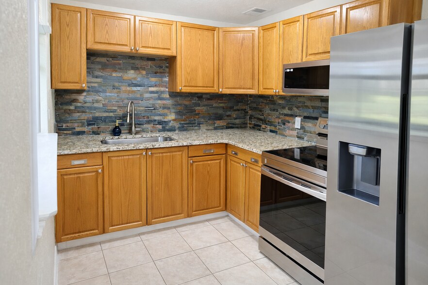 Building Photo - 727 Engel Dr