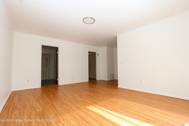 Building Photo - 259 Village Ct