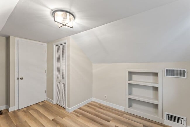 Building Photo - Beautiful renovated home in Schnitzelburg