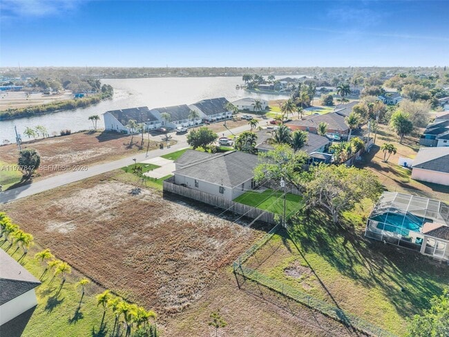 Building Photo - 614 SW 3rd Ct