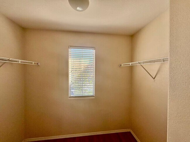 Building Photo - Beautiful 4 bedrooms home in desirable Green Valley