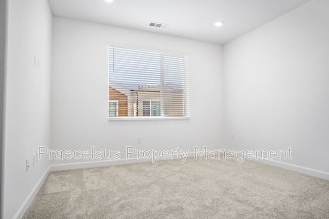 Building Photo - 824 Makani St