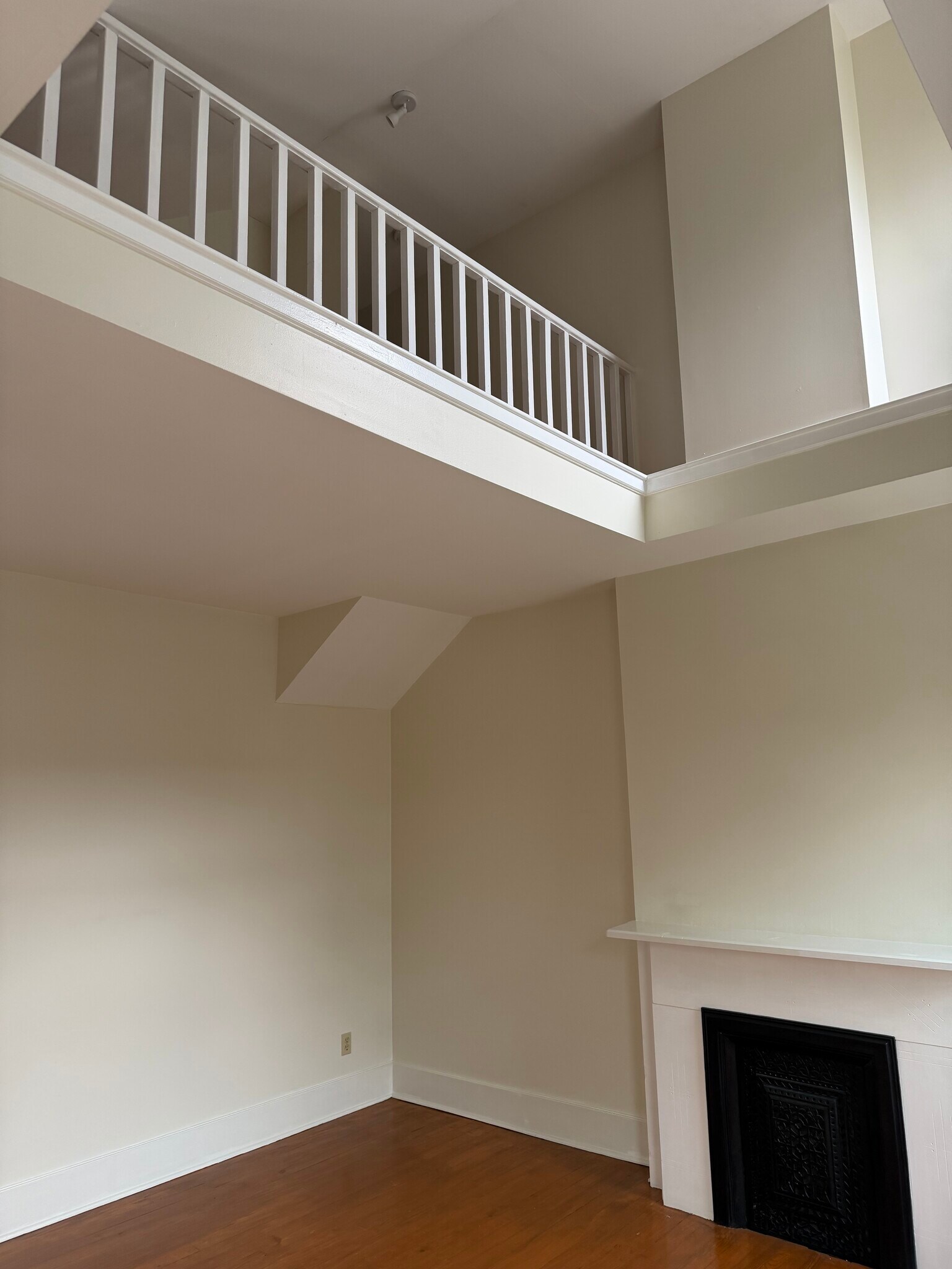 Building Photo - 404 W 1st Ave