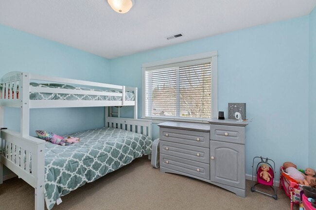 Building Photo - Lovely 4 bedroom home with neighborhood pool