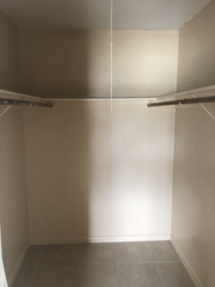 Walk-in Closet - 805 Foresteria Dr