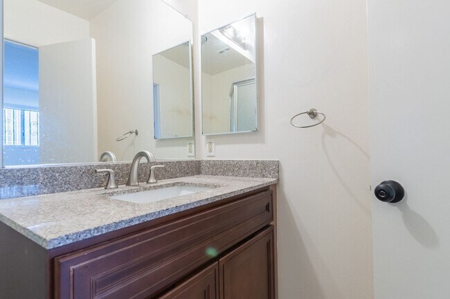 Building Photo - Beautiful 2 bed 2 bath for rent