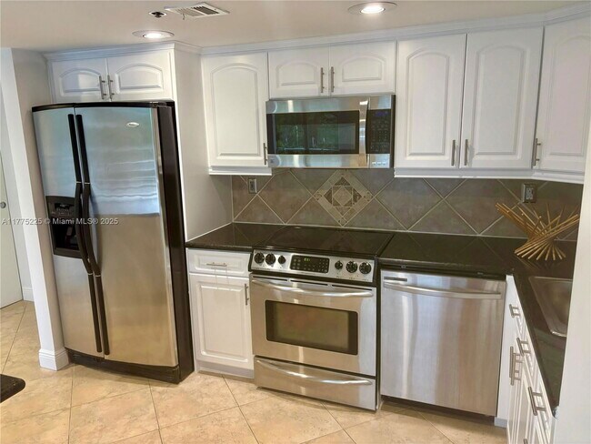 Building Photo - 2025 Brickell Ave