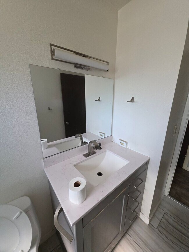 Building Photo - Welcome home to this beautifully updated 2...