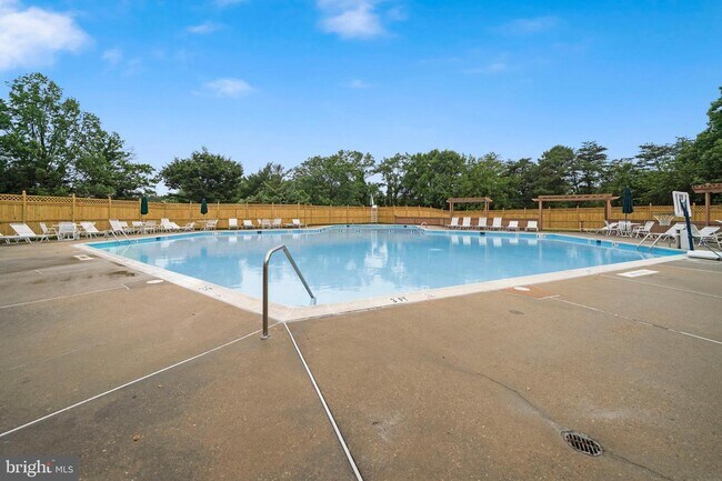 Building Photo - 6934 Hanover Pkwy