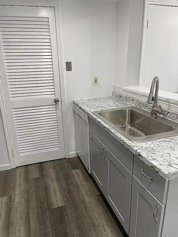 Building Photo - 23 Delavan Ct