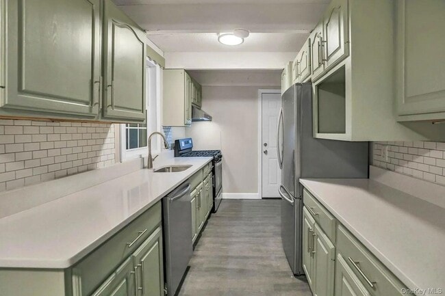 Building Photo - 44 University Heights Dr