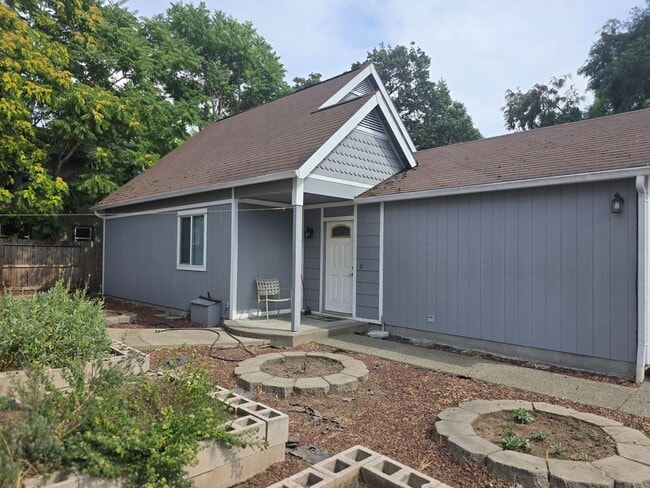 Primary Photo - 3 bed 2 bath Home for Rent in Grants Pass