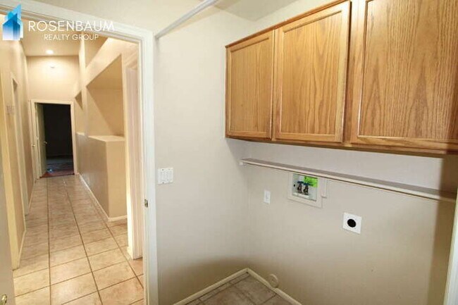 Building Photo - Gorgeous 4-bedrooms, 2-baths home with den in Peoria!