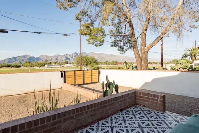 Building Photo - FARM VIEW BUNGALOW across from UofA Campus Farm! Available Today!