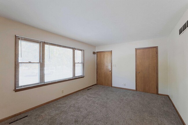 Building Photo - 375 S 44th St