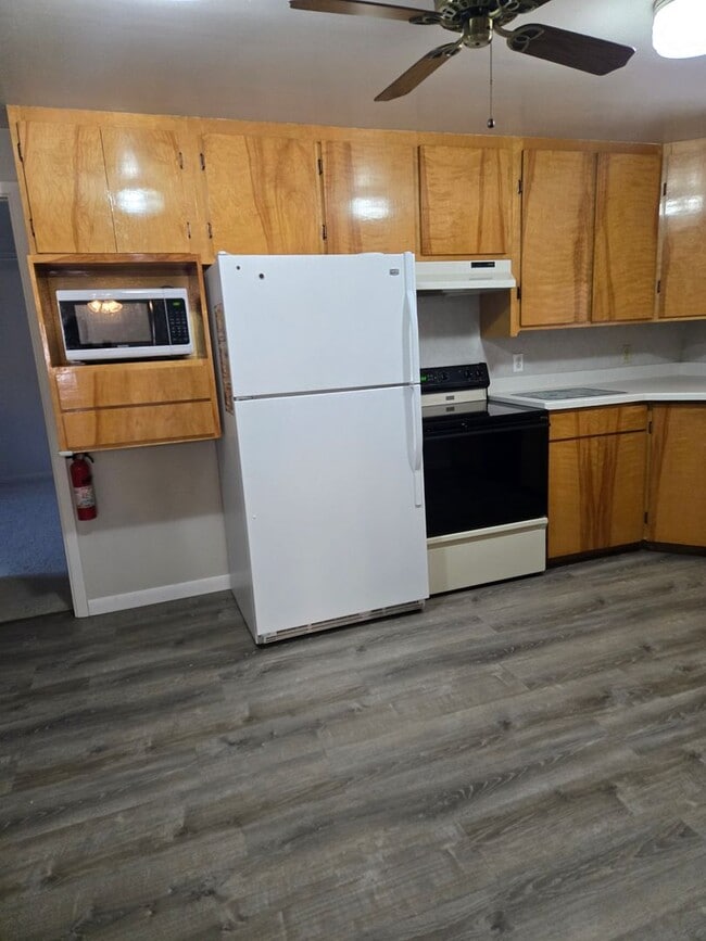 Building Photo - Three Bedroom Home - Single Car Attached Garage - in Townsend!